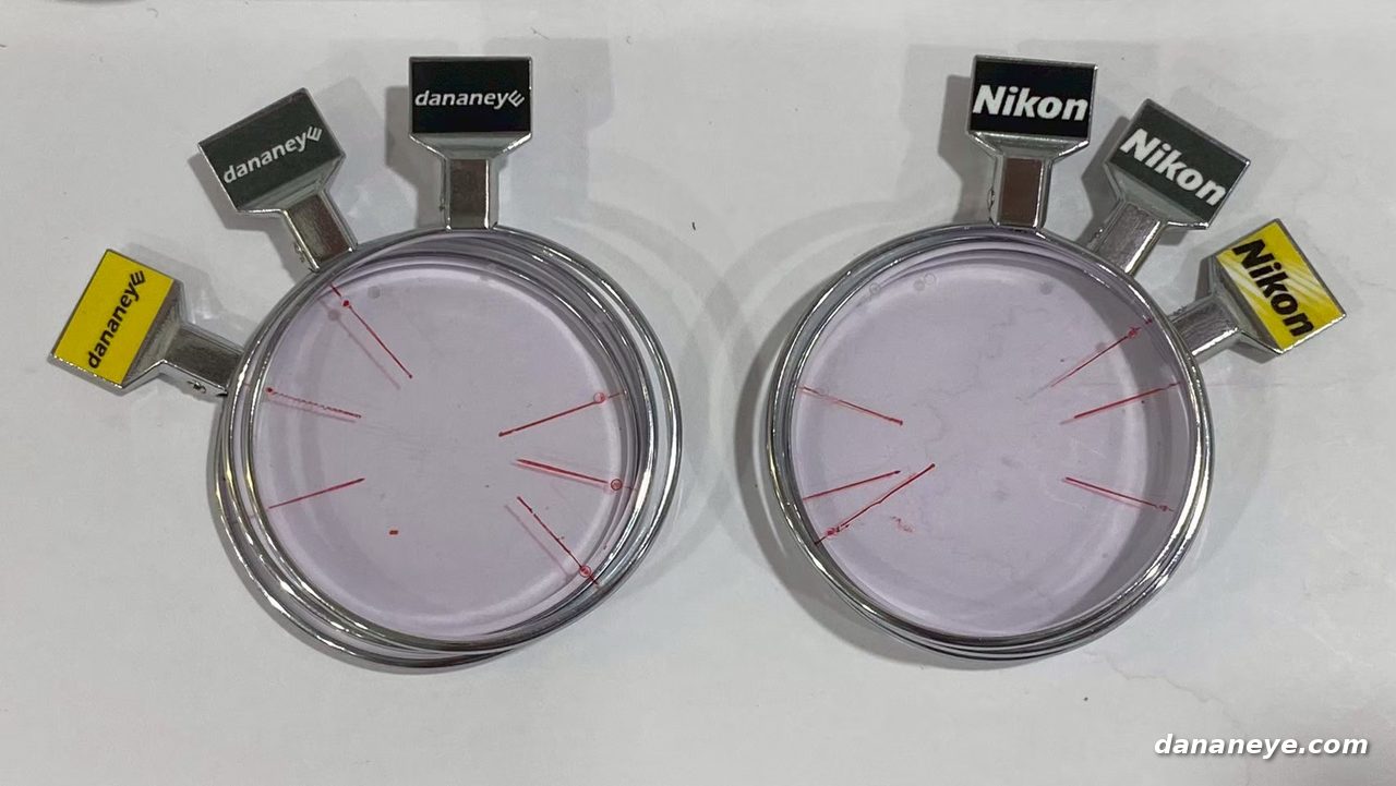 Nikon x dananeye 低反射試片組：兩片已完成的單片試戴鏡片，鏡片夾上標有 dananeye 與 Nikon