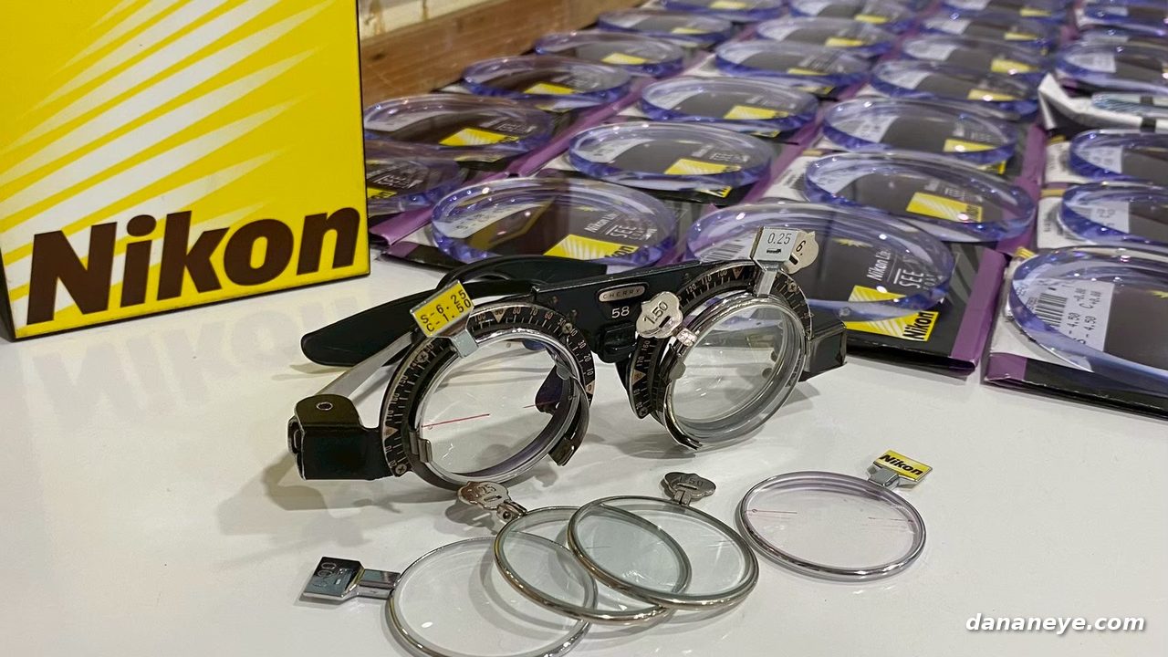 試鏡架與 Nikon x dananeye 單片試戴鏡片，背景是排開的 Nikon 鏡片包裝