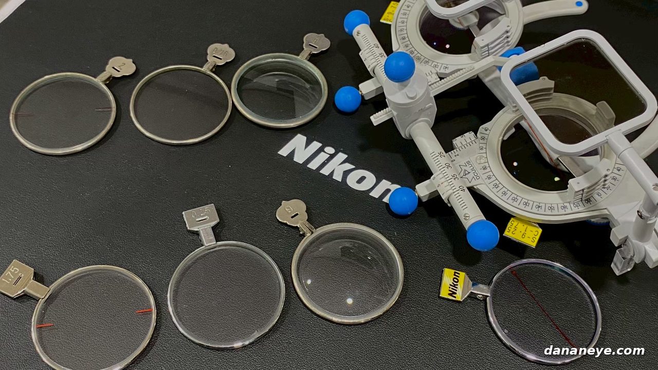 驗光用的試鏡架與一片一片的單片試戴鏡片，旁邊是 Nikon 標誌