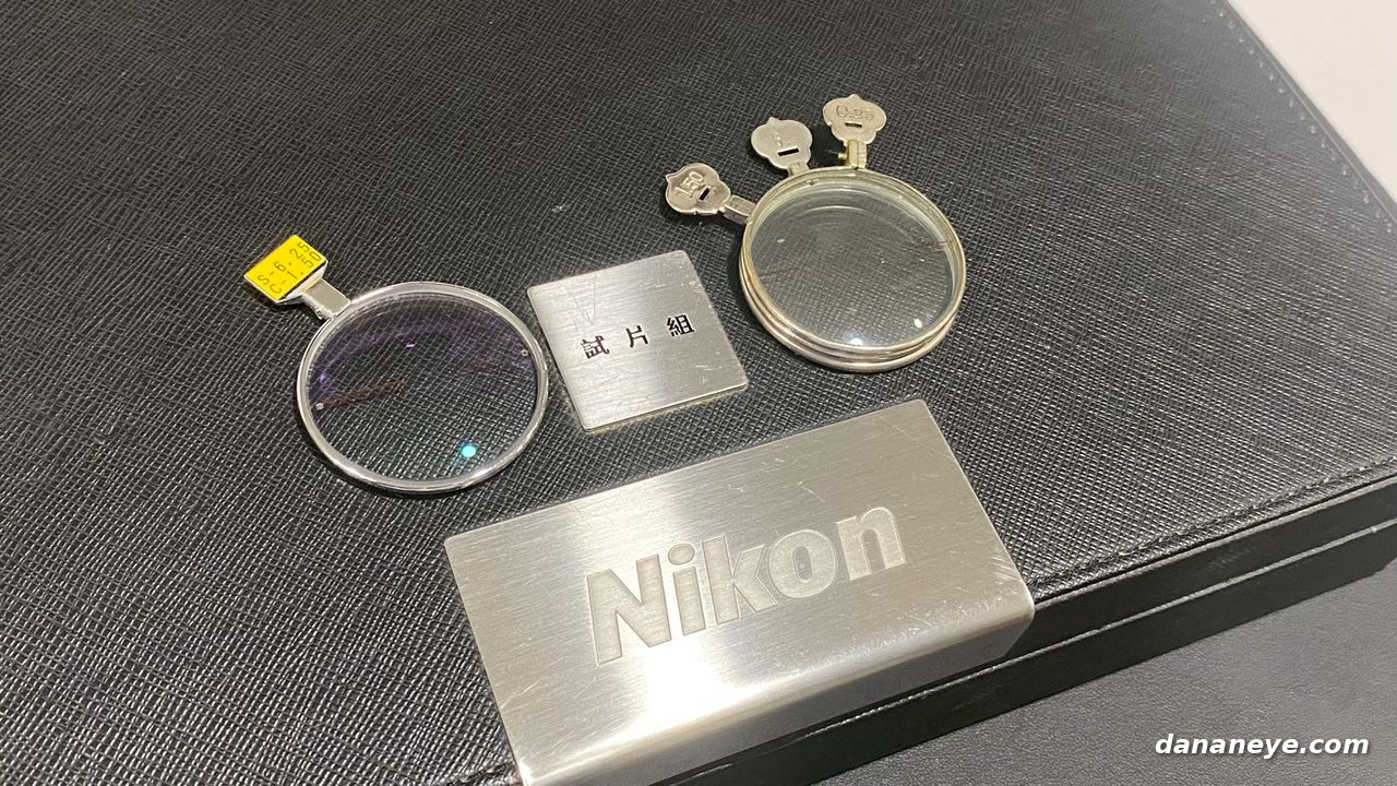 Nikon 銘牌與試片組字樣的黑色皮盒，旁邊放著兩片單片試片