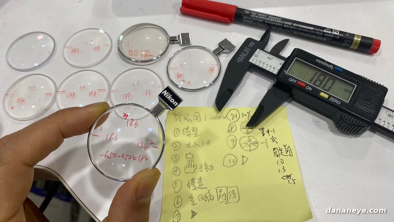 手拿一片試戴鏡片，旁邊有手寫記錄