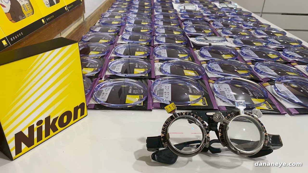 試鏡架放在排開的 Nikon 鏡片包裝前，試戴實際度數