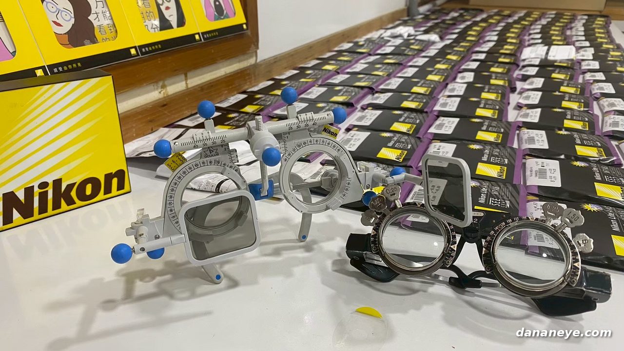 兩副驗光用試鏡架與 Nikon 單片試片並排
