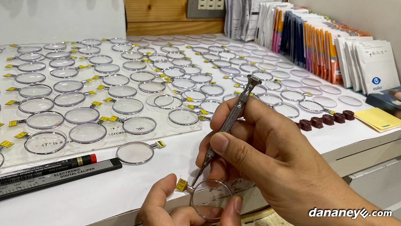 用小螺絲起子一片一片組裝試戴鏡片,桌上排滿鏡片 用小螺絲起子一片一片組裝試戴鏡片,桌上排滿鏡片