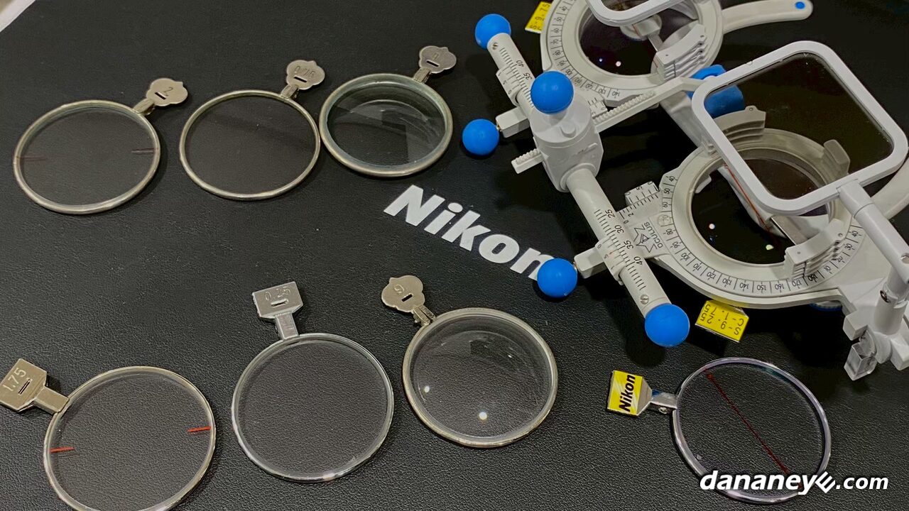 驗光用的試鏡架與一片一片的單片試戴鏡片,旁邊是 Nikon 標誌 驗光用的試鏡架與一片一片的單片試戴鏡片,旁邊是 Nikon 標誌