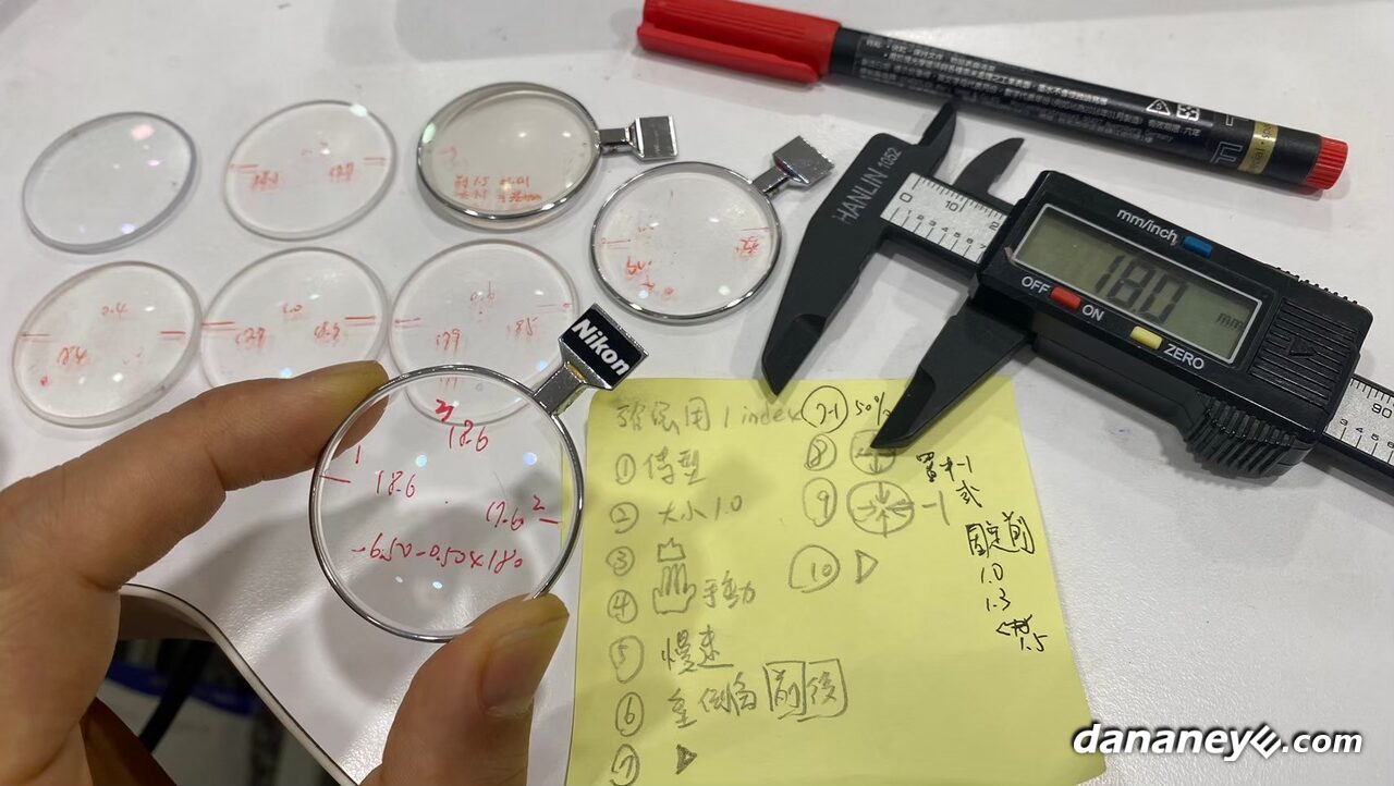 手拿一片試戴鏡片,旁邊有手寫記錄 手拿一片試戴鏡片,旁邊有手寫記錄