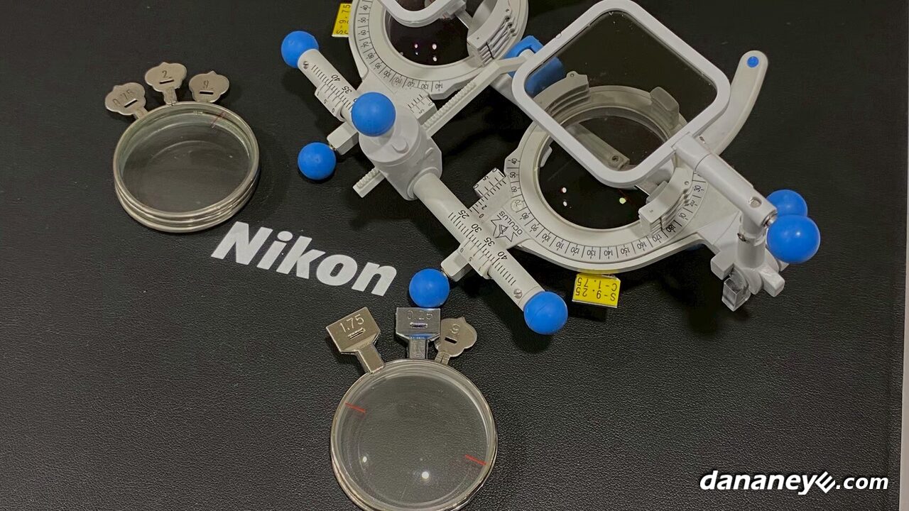 高階試鏡架與疊在一起的試戴鏡片，旁邊有 Nikon 字樣